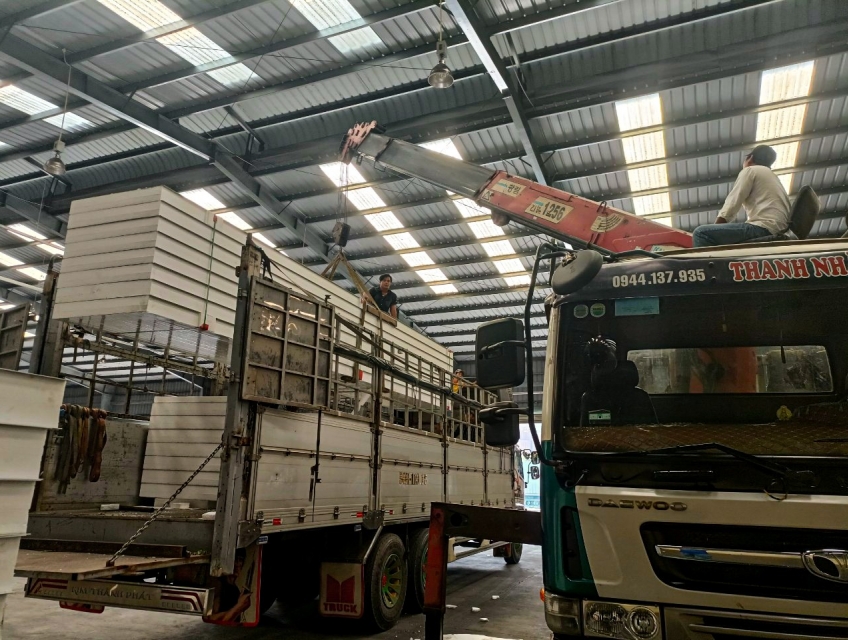 Dịch vụ cho thuê xe cẩu vận chuyển kho xưởng trọn gói