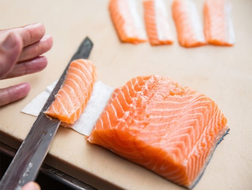 Cách làm sushi cá hồi siêu ngon chuẩn vị Nhật