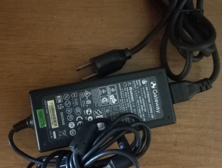 Cần bán Laptop Gateway W650l,màn hình gương 17''