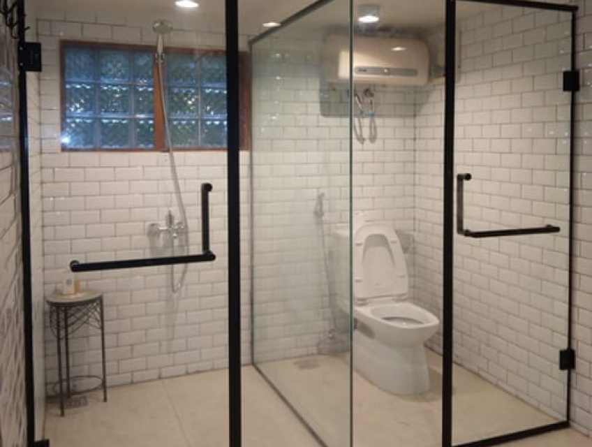 Cách tích hợp vách tắm kính phụ kiện màu đen vào phong cách trang trí