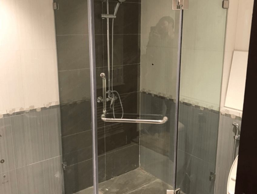 Ảnh hưởng của phòng tắm kính vát góc 135 độ đến giá trị bất động sản
