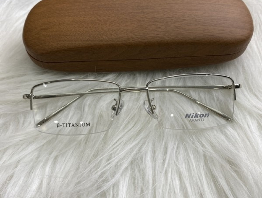 Gọng  kính titan siêu nhẹ có ưu điểm gì với các loại gọng kính khác