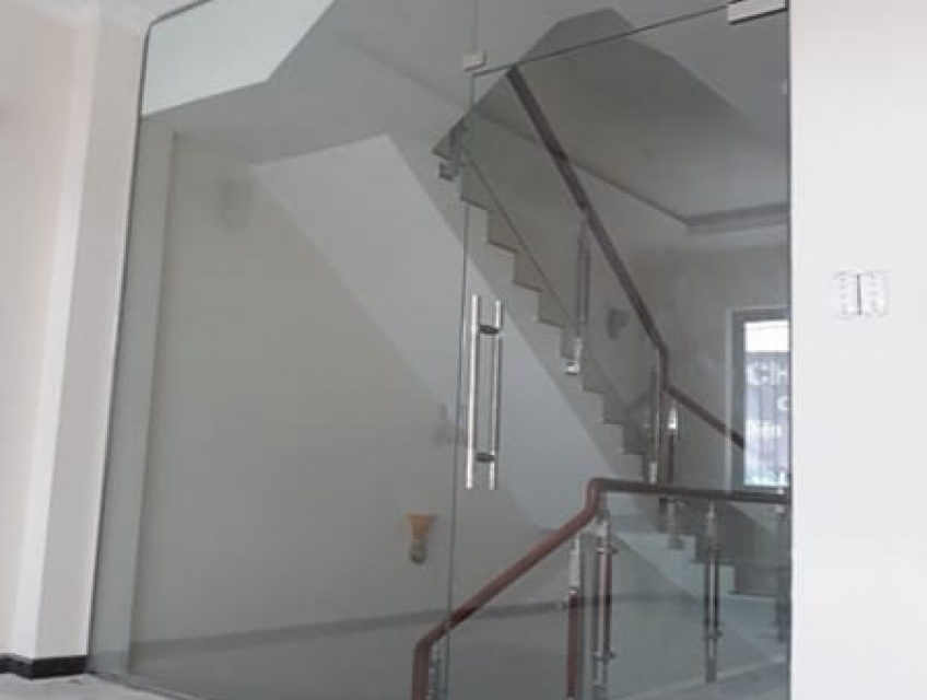 Tính bền vững và môi trường của vách kính cầu thang