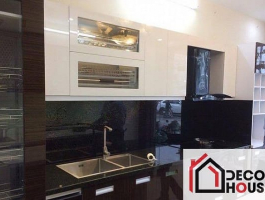 Kính ốp bếp kim sa màu đen: Kết hợp với ánh sáng để tạo hiệu ứng