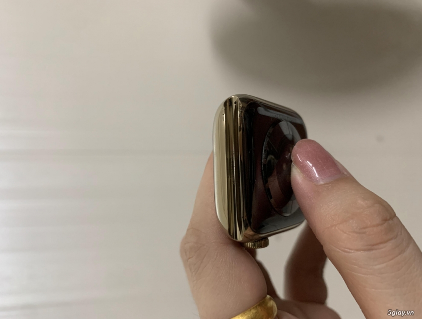 Apple Watch Series 8 45mm bản thép vàng likenew 99% còn bảo hành hãng