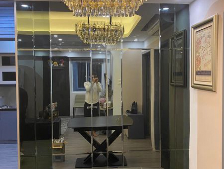 Lợi ích của gương màu xám khói trong việc mở rộng không gian