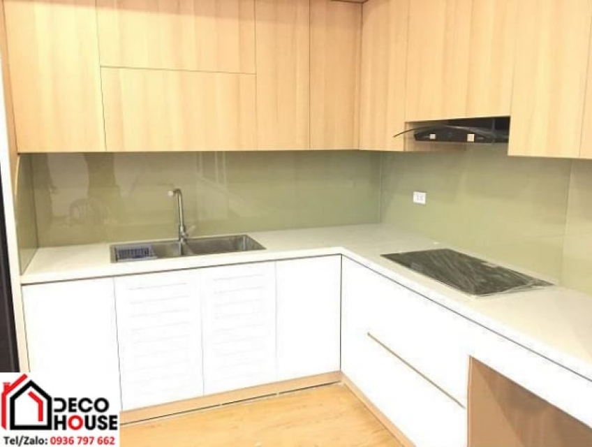 Kính ốp bếp màu be và sự lựa chọn của các nhà thiết kế nội thất