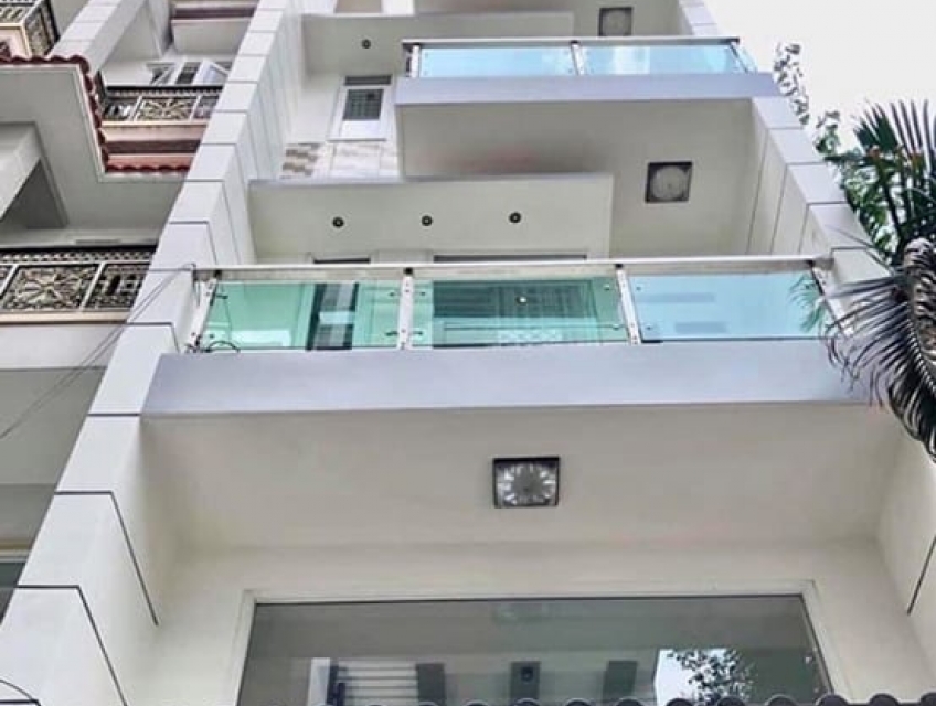 Phong cách thiết kế lan can kính cường lực cho biệt thự và nhà phố