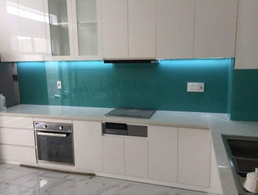 Lựa chọn phụ kiện bếp phù hợp với kính ốp màu xanh ngọc