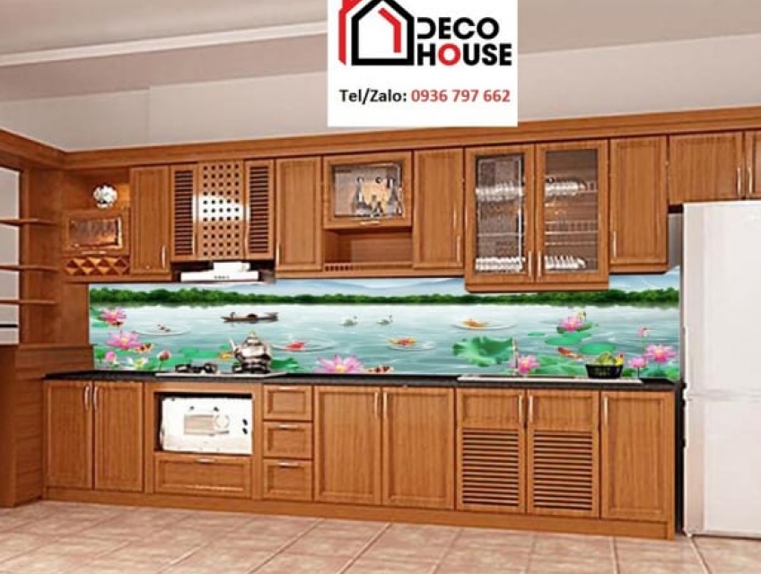 Thiết kế kính ốp tường bếp 3D hồ sen cho các không gian nhỏ