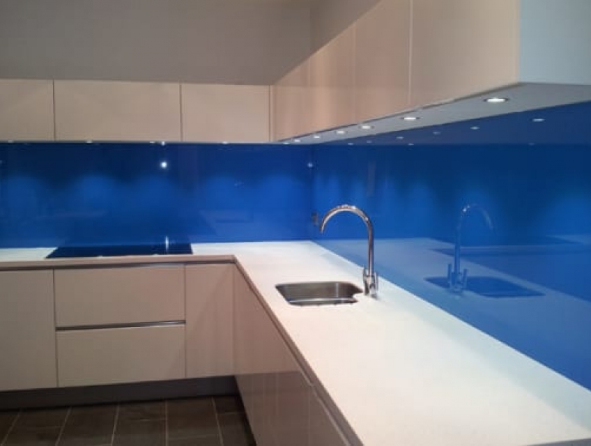 Giải pháp cải tạo bếp với kính ốp bếp màu xanh nước biển