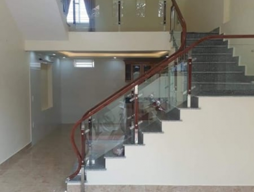 Lựa chọn màu sắc và hoa văn cho cầu thang kính trong nhà ống