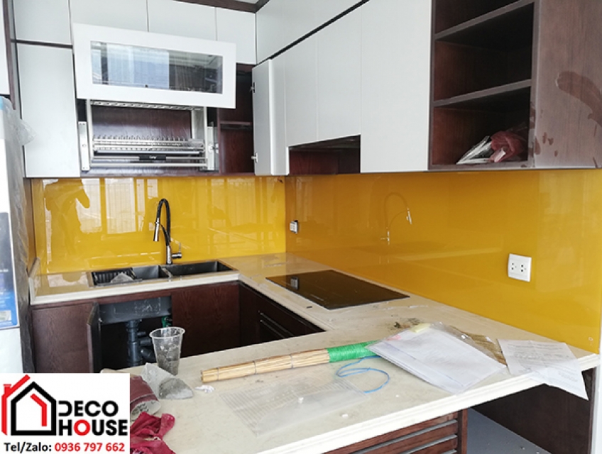 Thiết kế kính ốp bếp màu vàng thu cho các không gian nhỏ