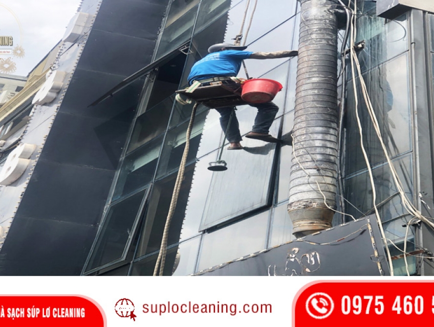 Dịch vụ đu dây lau kính nhà cao tầng chuyên nghiệp – Súp Lơ Cleaning