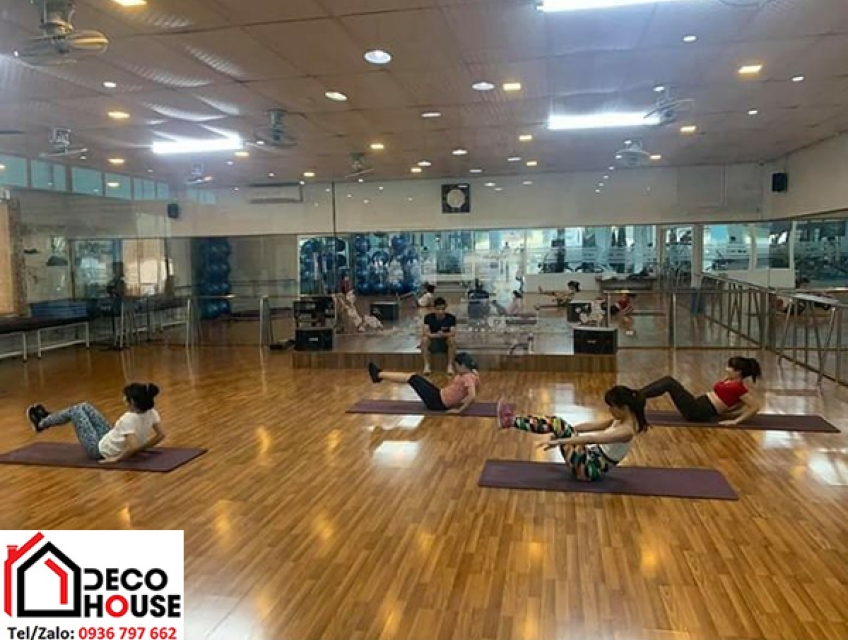 Gương tạo cảm giác rộng rãi trong phòng tập yoga