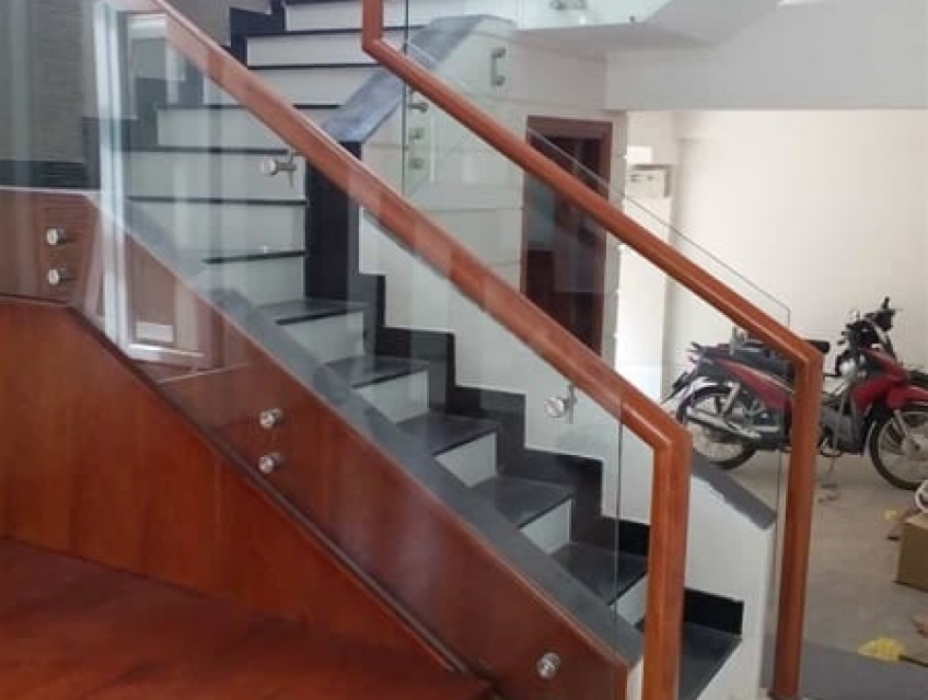 Phong thủy và cầu thang kính cường lực: Hài hòa năng lượng trong nhà