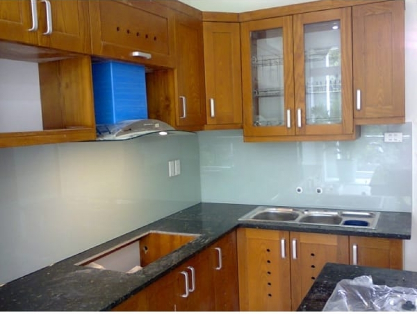 Các lỗi thường gặp khi sử dụng kính ốp bếp màu trắng sữa và cách khắc