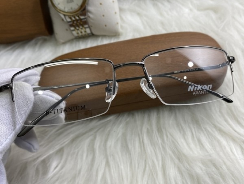 Những ưu điểm của gọng kính cận titan và nơi bán gọng kính đẹp giá rẻ
