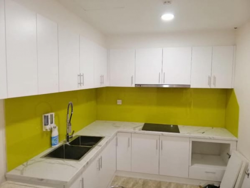 Các lỗi thường gặp khi sử dụng kính ốp bếp màu vàng chanh và cách khắc