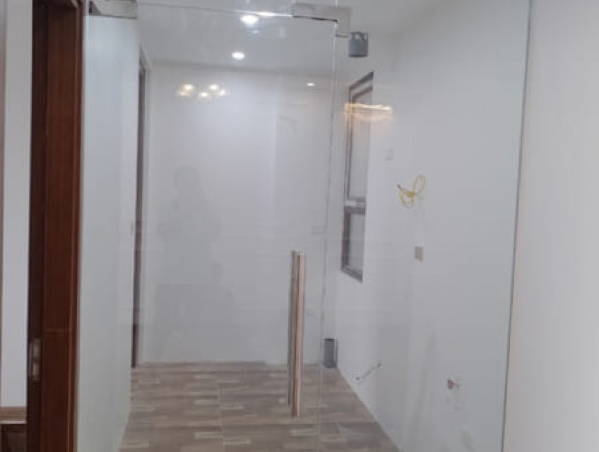 Thiết kế không gian mở với cửa kính thủy lực 1 cánh