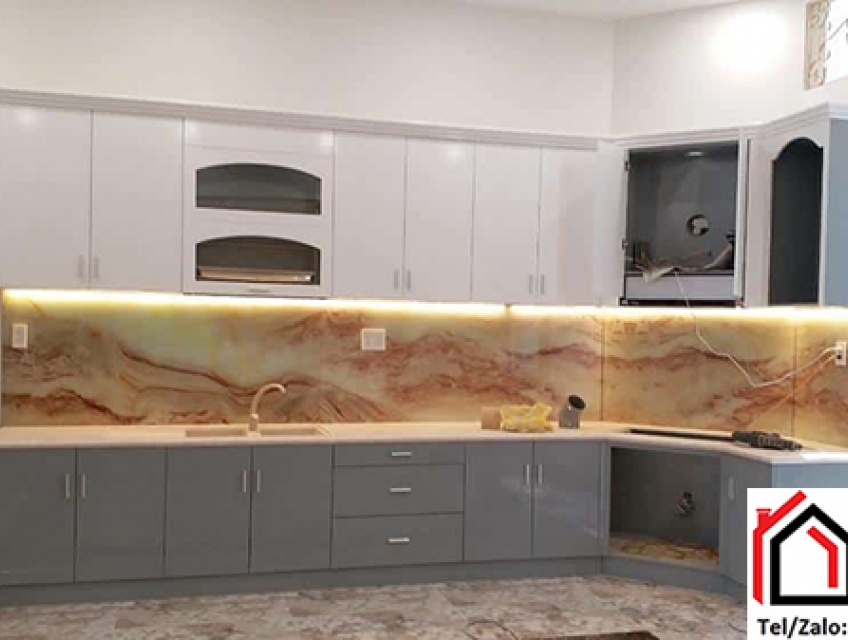 Sáng tạo không gian bếp đầy cảm hứng với kính ốp bếp màu vân đá