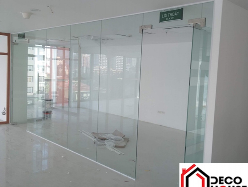 Vách kính cường lực trong các không gian thương mại