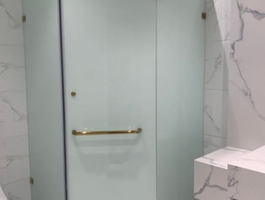 Thiết kế vách ngăn kính mờ cho các dự án cải tạo phòng tắm