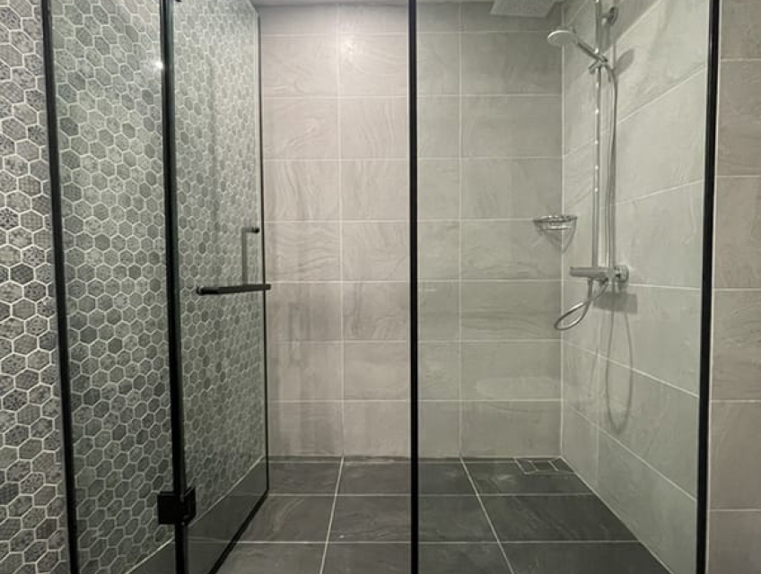 Giải pháp tiết kiệm năng lượng với phòng tắm kính cường lực