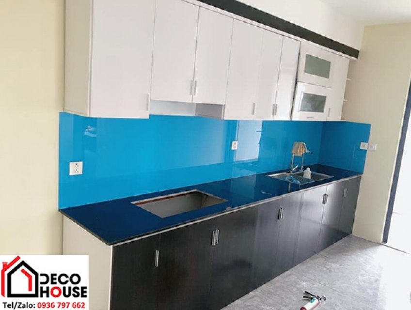 Kính ốp bếp màu xanh dương: Sự lựa chọn cho một không gian đầy tính ng