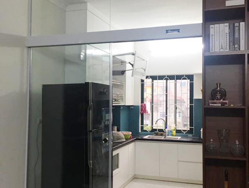 Thách thức trong thiết kế và lắp đặt vách kính ngăn phòng bếp