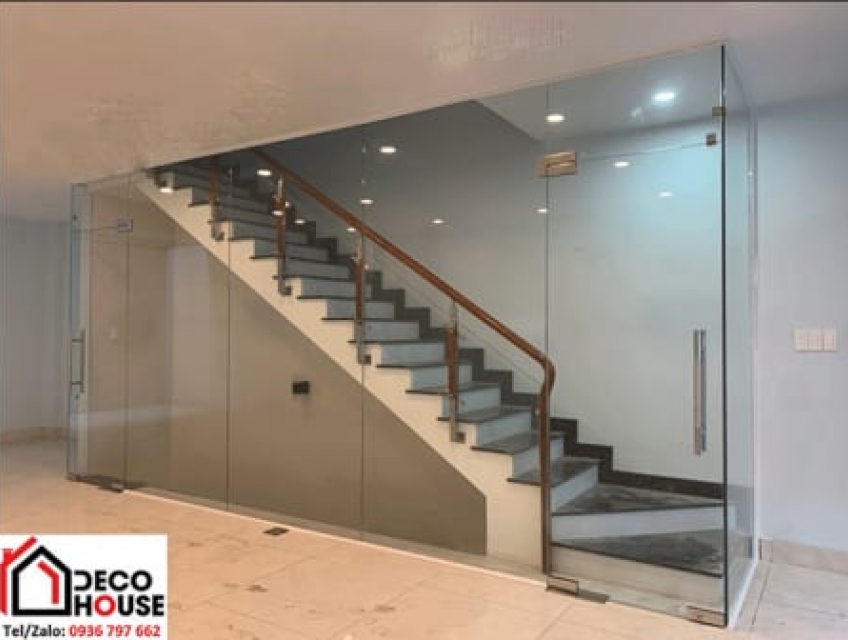 Kết hợp vách ngăn cầu thang bằng kính cường lực với các yếu tố