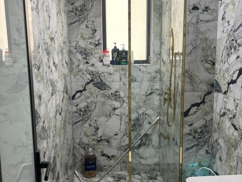 Thiết kế vách kính không cửa cho nhà tắm kiểu dáng lạ và sáng tạo