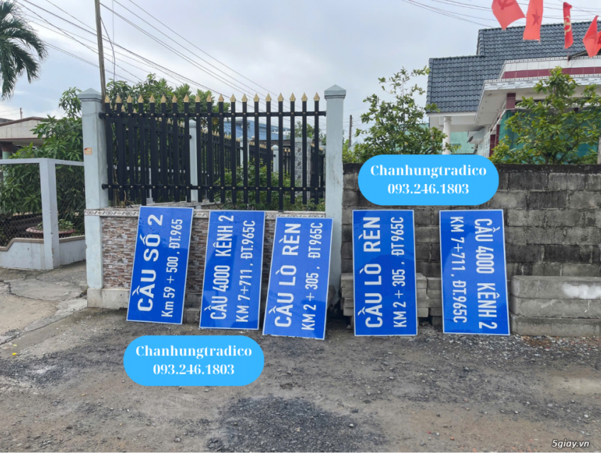 Sản xuất và cung cấp biển báo giao thông phản quang và trụ