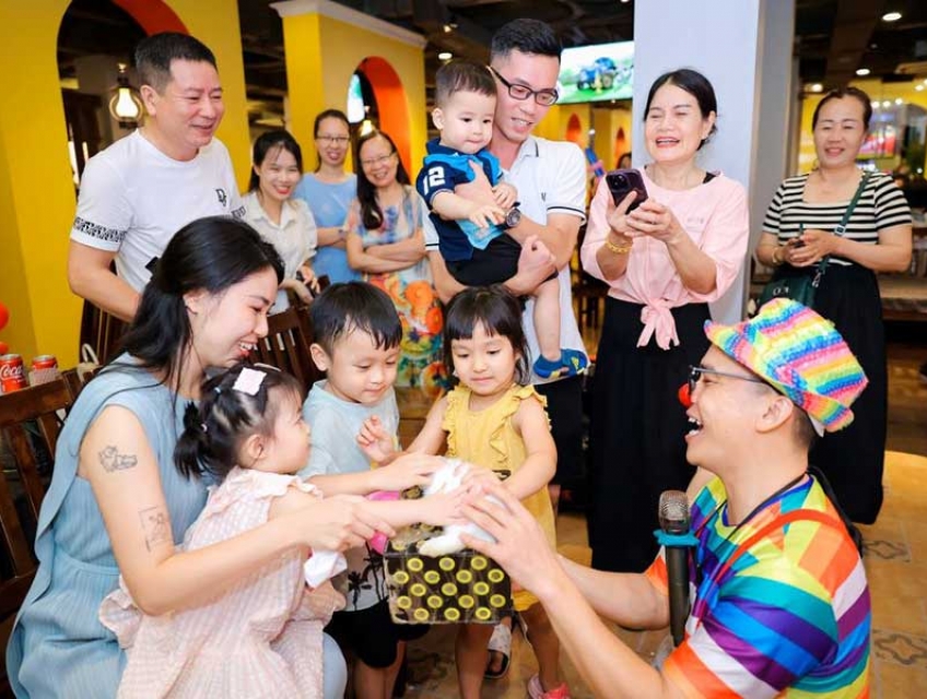 Thuê ảo thuật gia biểu diễn cho bữa tiệc họp mặt