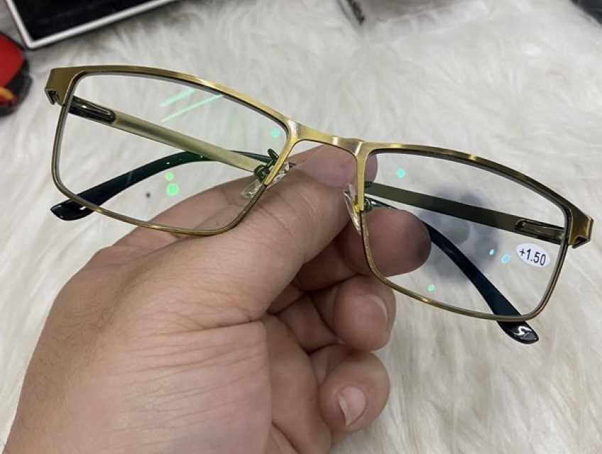 Báo giá kính lão đa tròng đổi màu cực tốt với giá chỉ 450k giao hàng