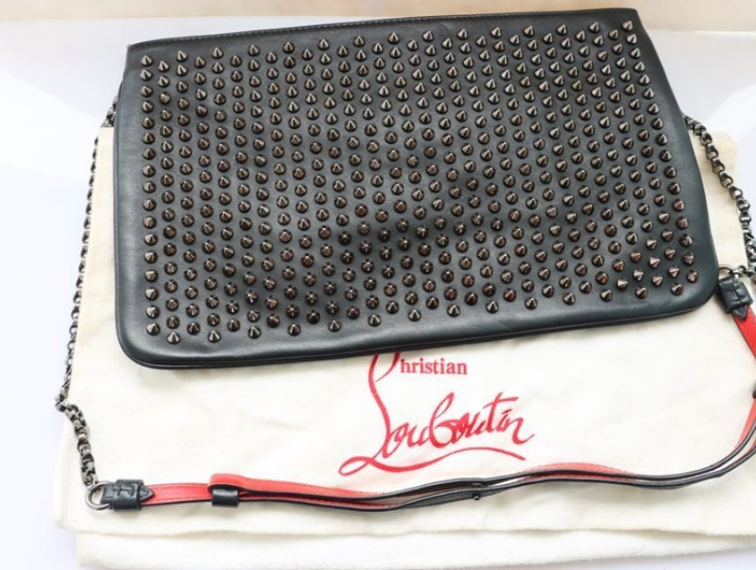 Cluth cầm tay Nữ + dây đeo Louboutin da đen đính đinh tán 56073