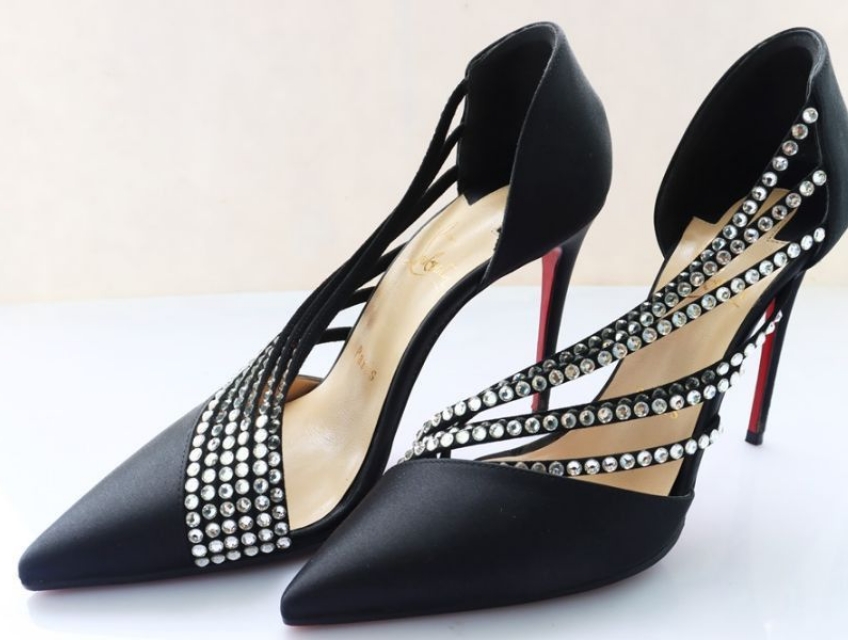 Giày cao gót Nữ Louboutin Paris Da đen đính đinh cường chiếu 56071