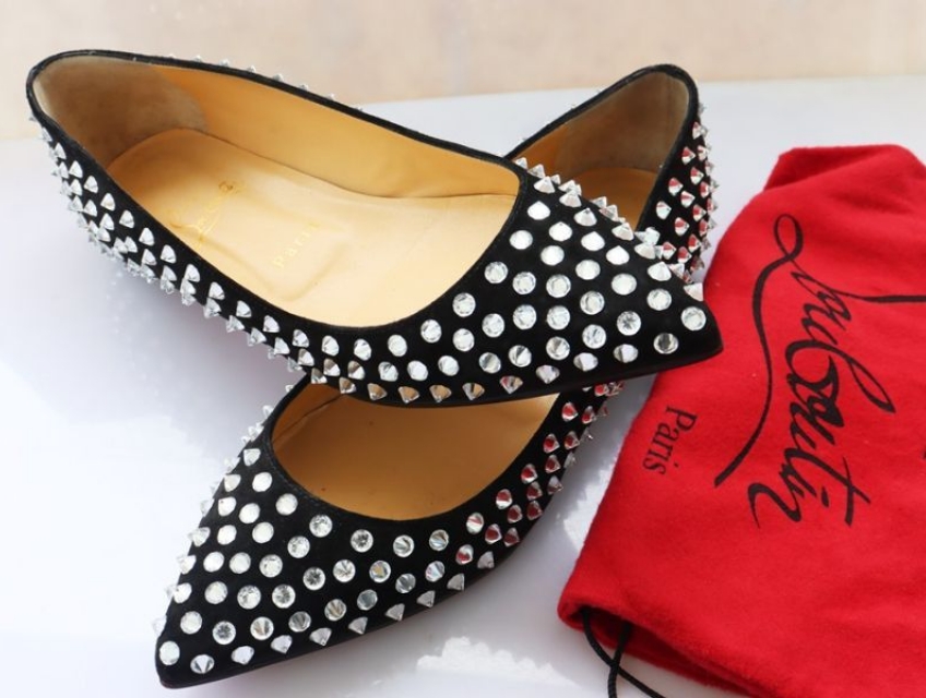 Giày nữ bệt Louboutin Paris Da đen đính đinh 56070
