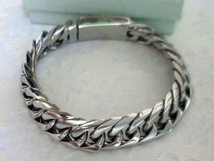 Lắc đeo tay inox dành cho nam.