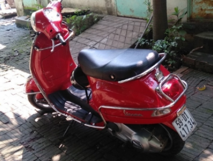 Vespa đỏ 2012 cần ra đi mùa mưa bão