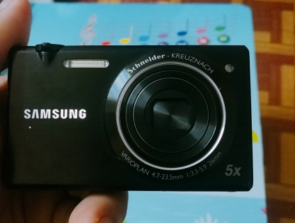 máy ảnh KTS Samsung MV800, màn hình có thể mở ra gập vào 360 độ. Hàng