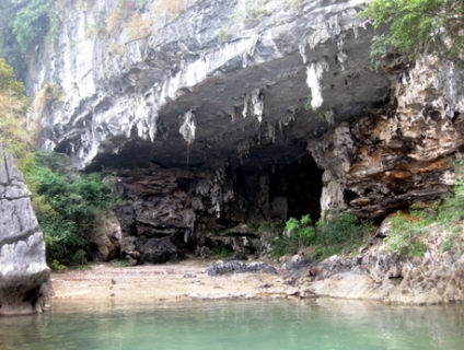 Chuyện tình buồn Hang Trinh Nữ-Hang Trống