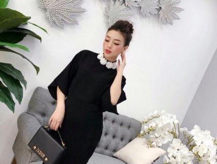 ĐẦM BODY ĐEN TAY LOE KẾT HOA Ở CỔ CỰC XINH