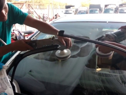 đánh bóng kính oto bị trầy xước