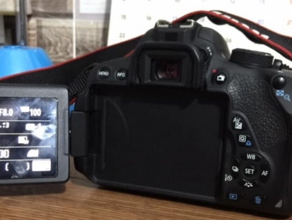 Cần Bán Canon EOS 700D