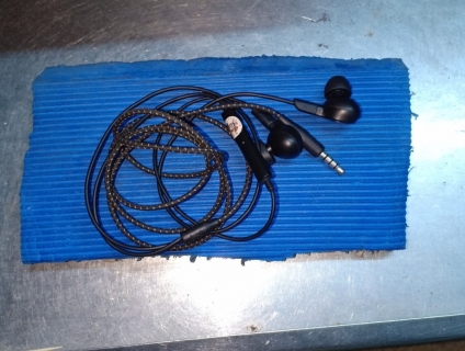 Cần bán tai nghe b&o zin theo máy lg v30.