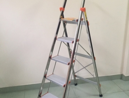 Chọn thang ghế nhôm nào tiện cho việc thắp hương hằng ngày?