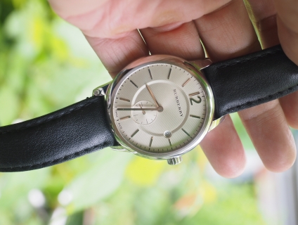 Burberry round classic swiss made