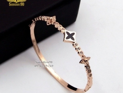 Vòng tay titan mặt vuông hoa đen trong 754