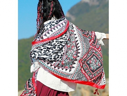 Điệu đà với khăn choàng thổ cẩm đi biển TPHCM